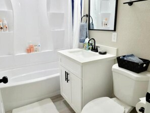 Haartrockner, Handtücher, Seife, Shampoo