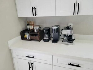 Fridge, microwave, oven, stovetop - Adorable Downtown Mesa Cottage (Mesa)