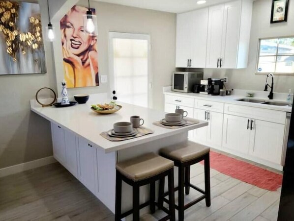 Fridge, microwave, oven, stovetop - Adorable Downtown Mesa Cottage (Mesa)