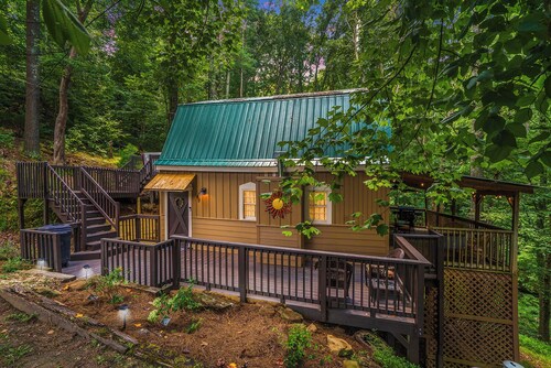 Cameo Cottage- Storybook 2 Bedroom / 2 Bath Mountain Getaway