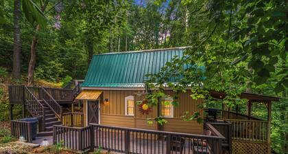 Cameo Cottage- Storybook 2 Bedroom / 2 Bath Mountain Getaway