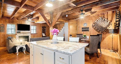 Cameo Cottage- Storybook 2 Bedroom / 2 Bath Mountain Getaway