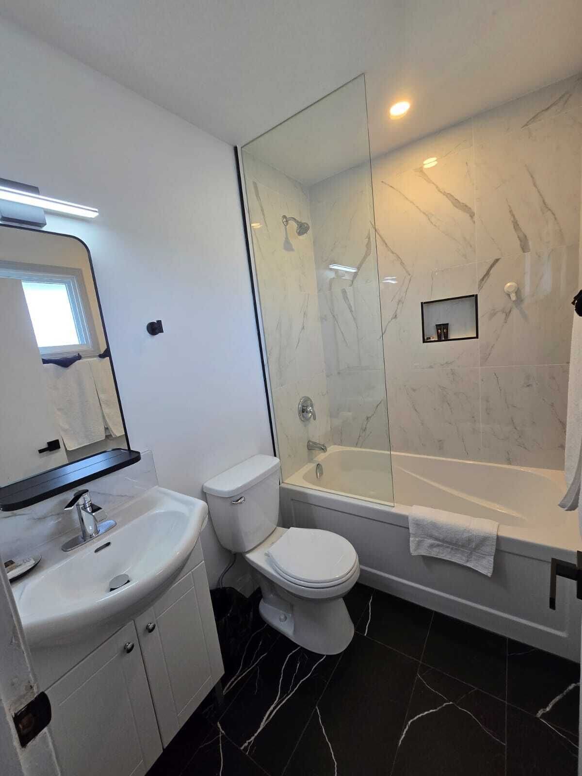 Gratis toiletartikelen, een haardroger, handdoeken, zeep