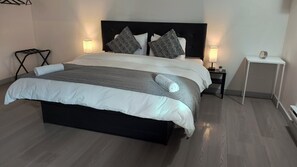 Royal Suite | Egyptian cotton sheets, premium bedding, down duvets, Tempur-Pedic beds - SHORE VISTA LODGE (Georgina)