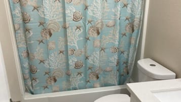 Serviettes fournies, savon, shampoing, papier toilette