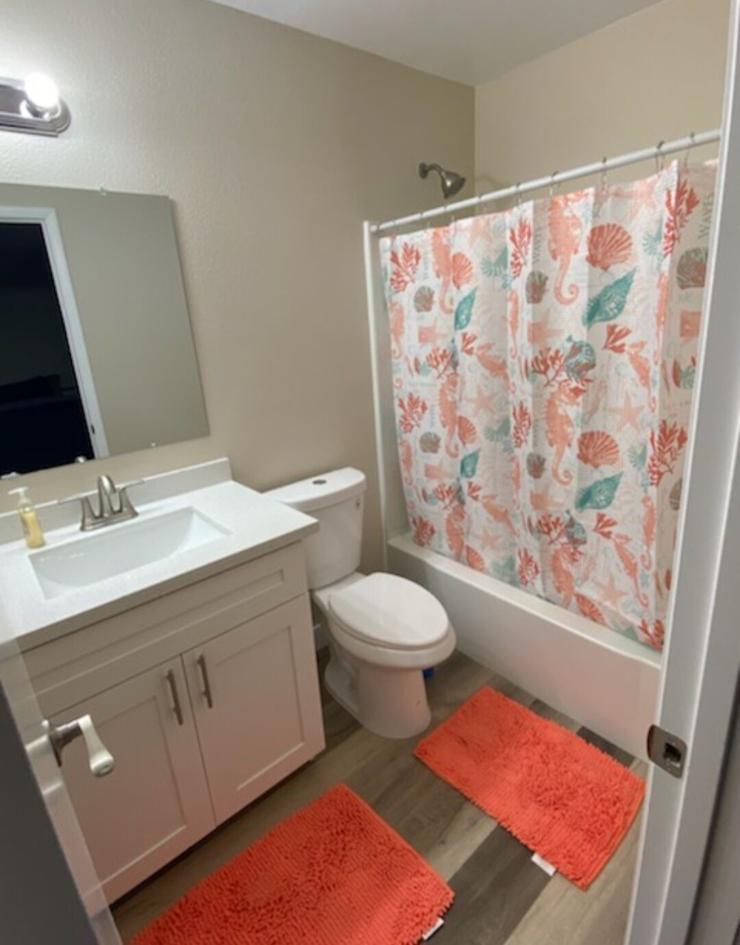 Toallas, jabón, shampoo, papel de baño 