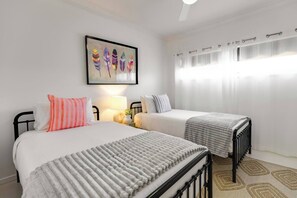 7 Schlafzimmer, Schreibtisch, Bügeleisen/Bügelbrett, Reisekinderbett