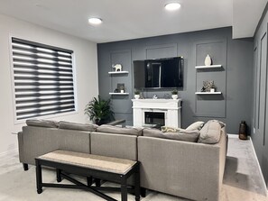 Smart-TV, Kamin, Bücher