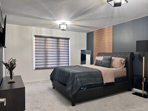 4 Schlafzimmer, Schreibtisch, Bügeleisen/Bügelbrett, WLAN