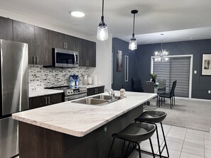 Refrigerador, microondas, horno y parrilla de estufa 