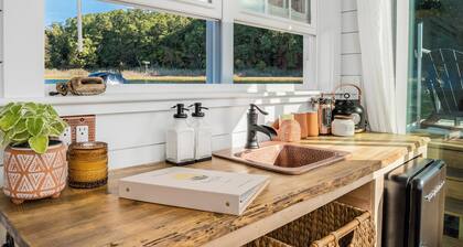 Floating Nest on Private River. Serene Views & Ultimate Relaxation