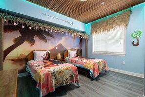 3 bedrooms, in-room safe, desk, iron/ironing board - Disney themed 3br condo (Kissimmee)