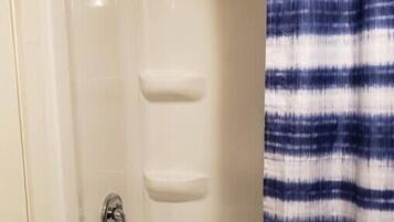 Serviettes fournies, papier de toilette