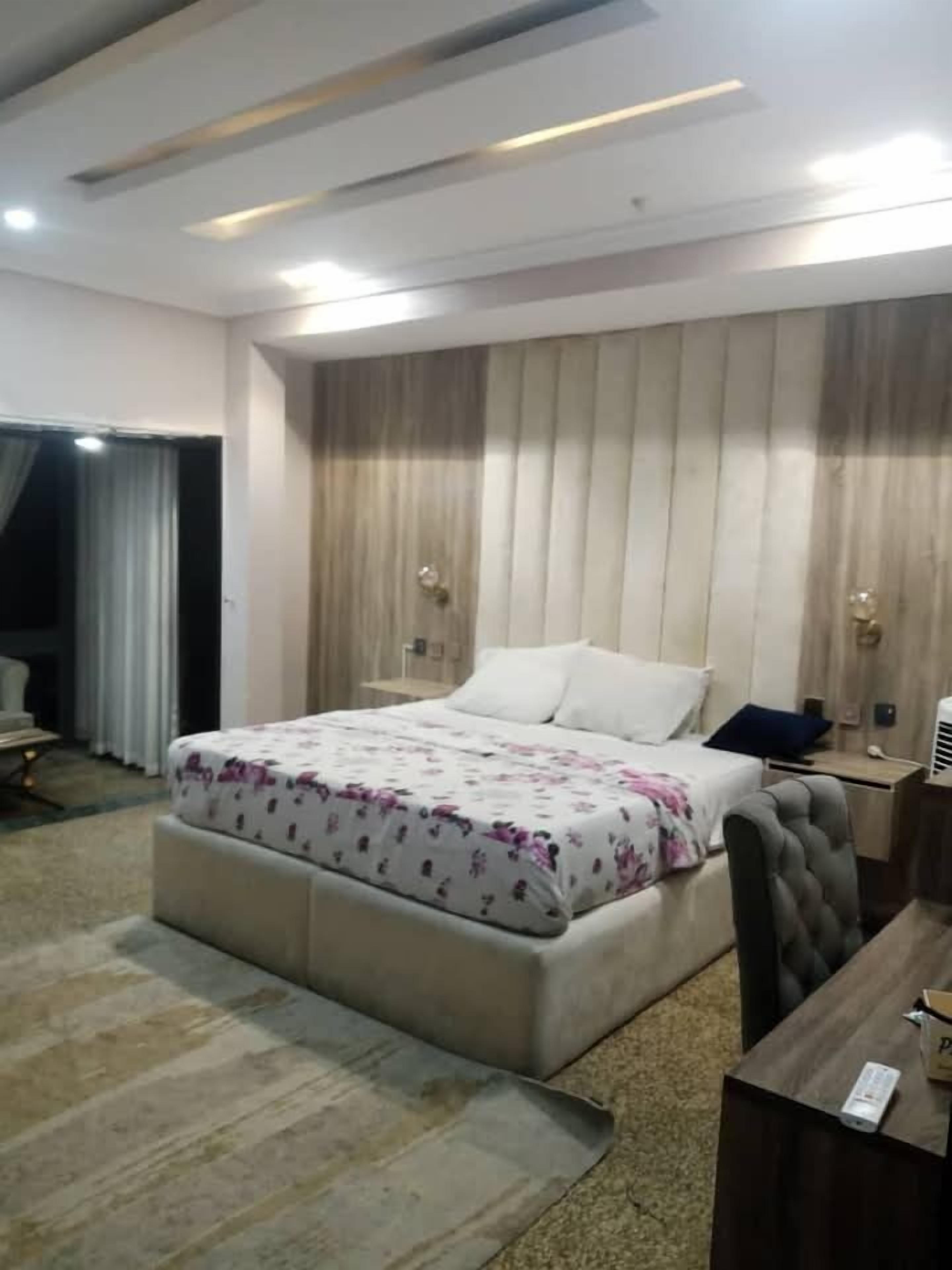 Een bureau, een laptopwerkplek, geluiddichte muren, gratis wifi