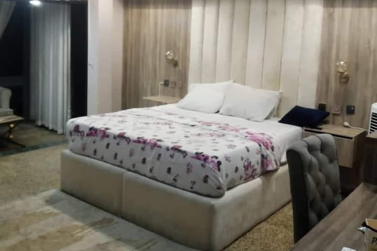 1 quarto, escrivaninha, espaço de trabalho para notebook