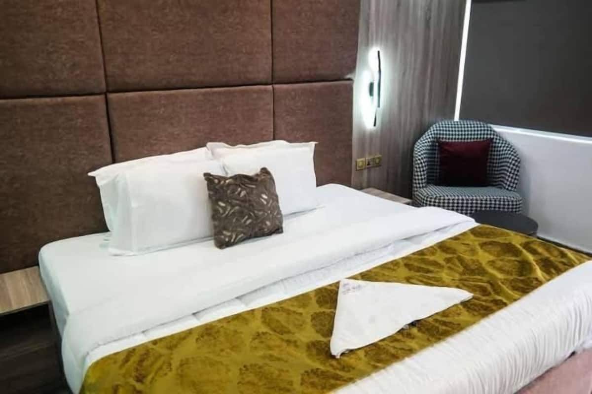 Quarto casal standard | 1 quarto, escrivaninha, espaço de trabalho para notebook