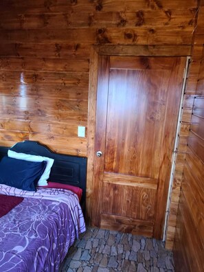 Habitación básica doble | Cortinas blackout, tabla de planchar con plancha y wifi gratis 
