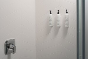 Serviettes fournies, savon, shampoing, papier toilette