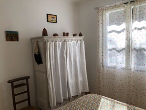 2 bedrooms, iron/ironing board, bed sheets