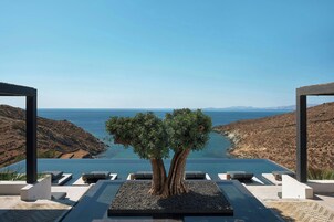 Una piscina techada, una piscina al aire libre de temporada, sombrillas