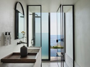 Premium Suite, Private Pool | 욕실 | 샤워 시설, 고급 세면용품, 헤어드라이어, 슬리퍼