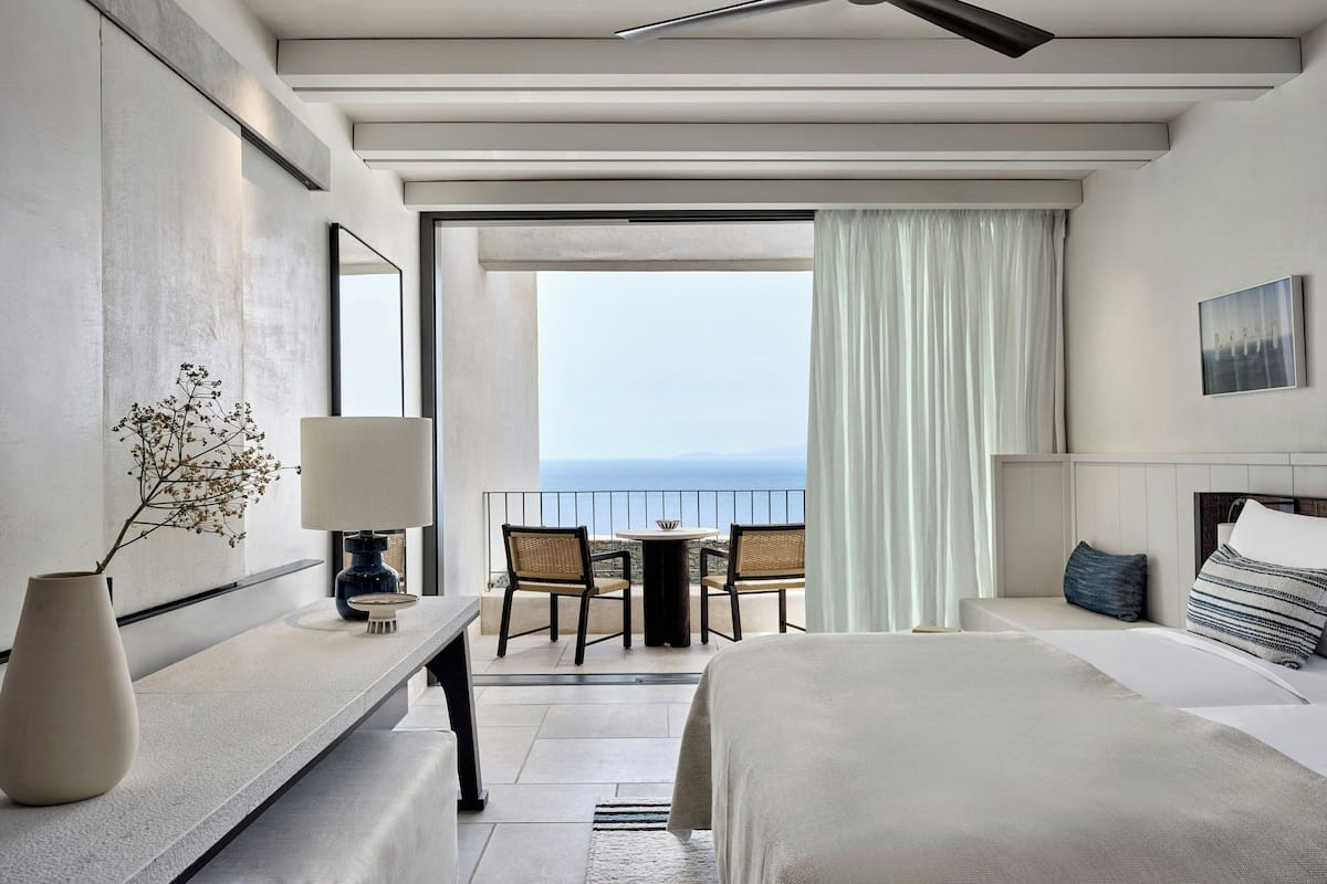Kamar Panorama, 1 Tempat Tidur King, Bebas Asap Rokok, pemandangan laut (Balcony) | Seprai katun Mesir, seprai premium, bantalan ekstra lembut, dan minibar