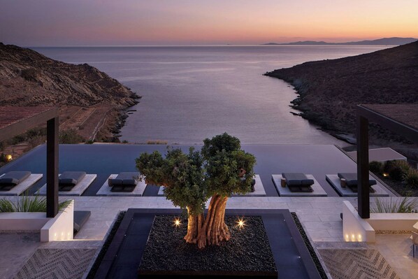 Indoor pool, seasonal outdoor pool, pool umbrellas, sun loungers - Odera, Tinos, Autograph Collection (Tinos)