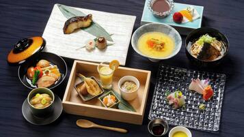 Una variedad de platos japoneses dispuestos en una bandeja de madera.