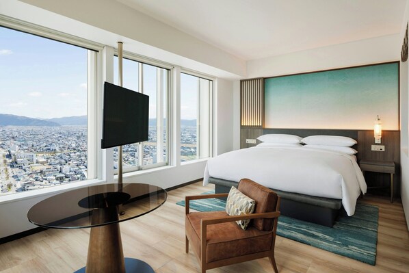 Deluxe Room, 1 King Bed, Mountain View, Corner | In-room safe, desk, free WiFi, bed sheets