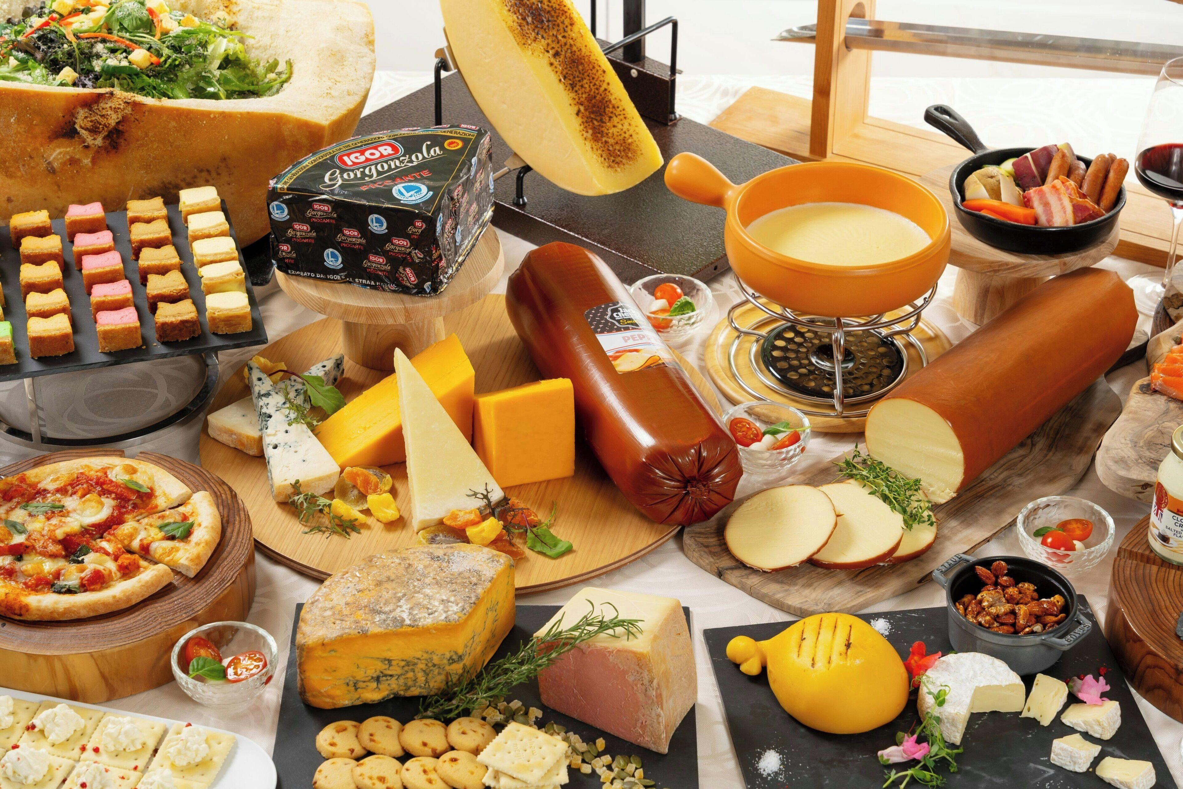 Un assortiment de fromages, de charcuteries et un plateau de fromages accompagné de divers accompagnements.