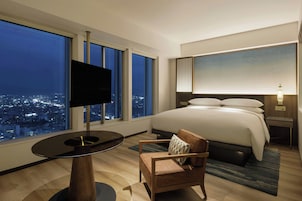 Deluxe Room, 1 King Bed, Mountain View, Corner | In-room safe, desk, free WiFi, bed sheets