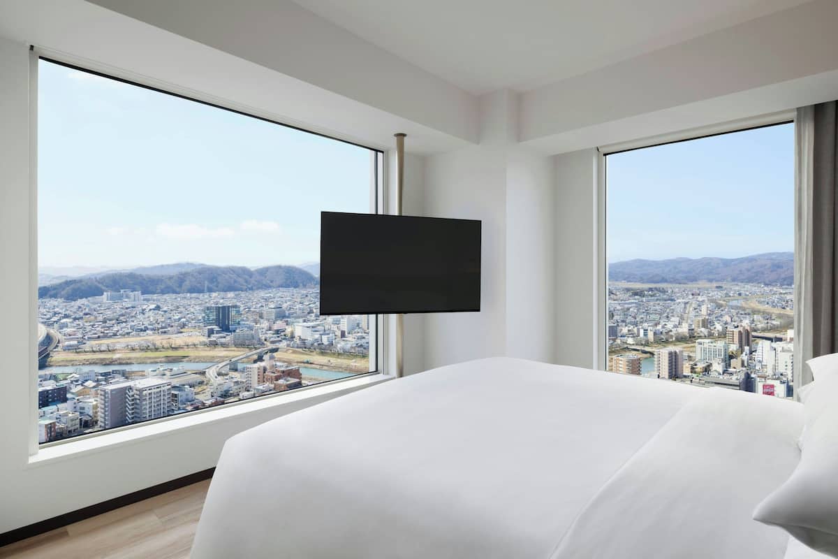 Suite, 1 King Bed, Non Smoking, City View (1 Bedroom) | In-room safe, desk, free WiFi, bed sheets