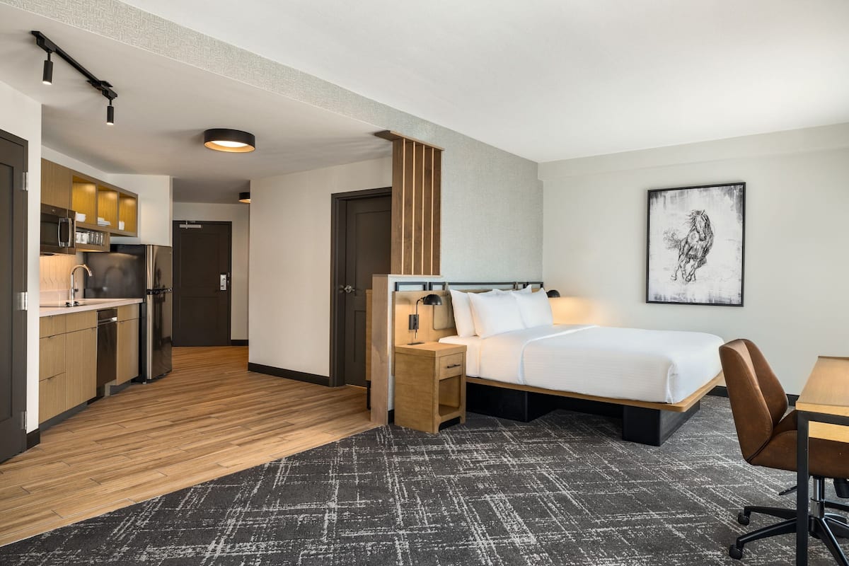 Studio, 1 King Bed with Sofa bed, Non Smoking, Corner | Egyptian cotton sheets, premium bedding, desk, laptop workspace