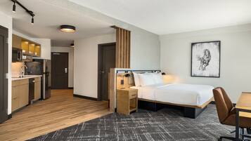Estudio, 1 cama King size y sofá cama, en esquina | Sábanas de algodón egipcio, ropa de cama de alta calidad y escritorio