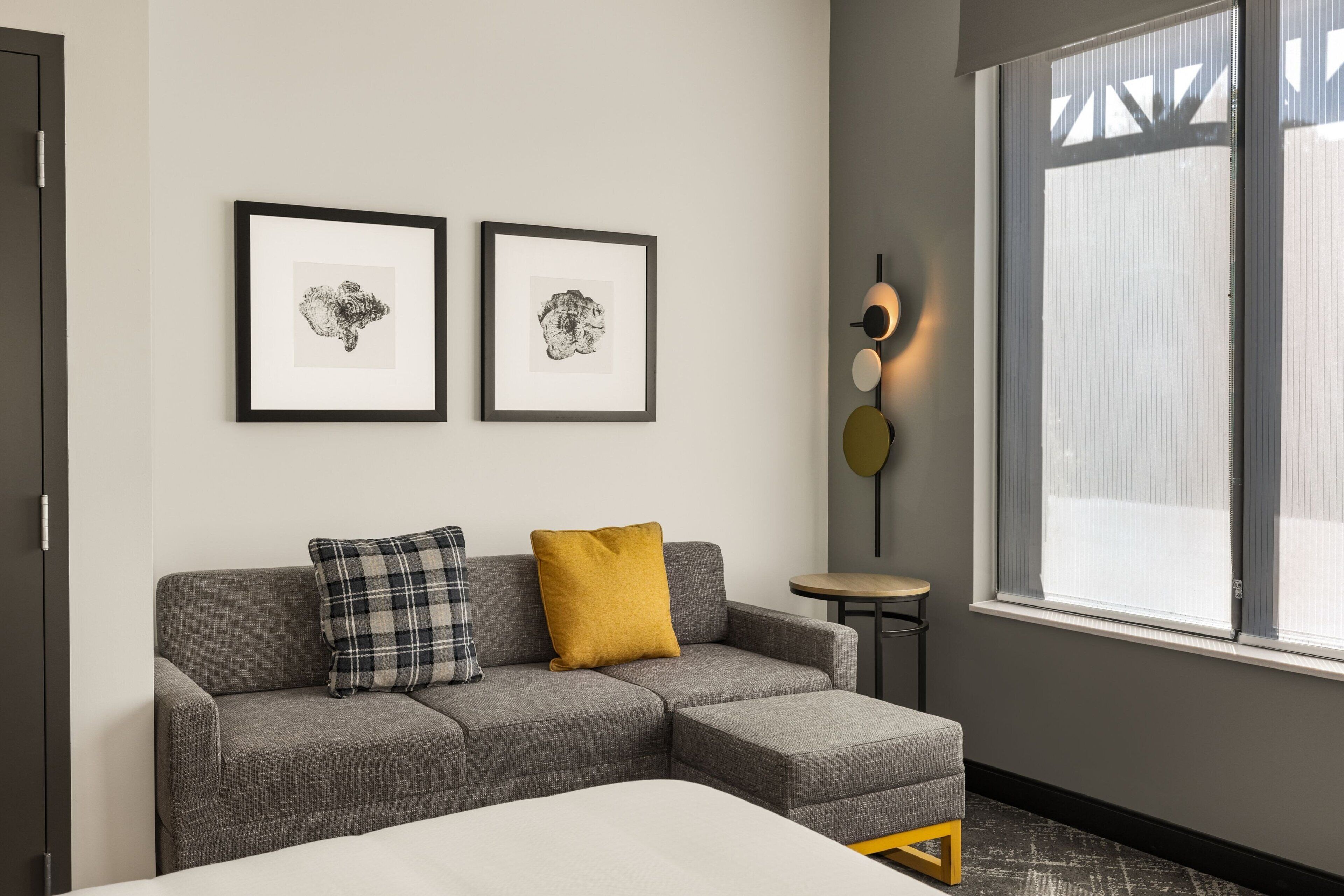 埃及棉床單、高級寢具、書桌、筆電工作空間