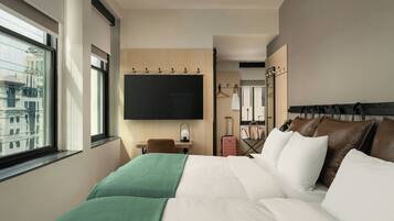 Escritorio y espacio para trabajar con un portátil