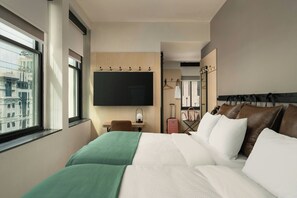 Desk, laptop workspace, iron/ironing board, free WiFi - Moxy Columbia Downtown (Columbia)