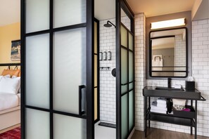 Douche, douche à « effet pluie », articles de toilette gratuits