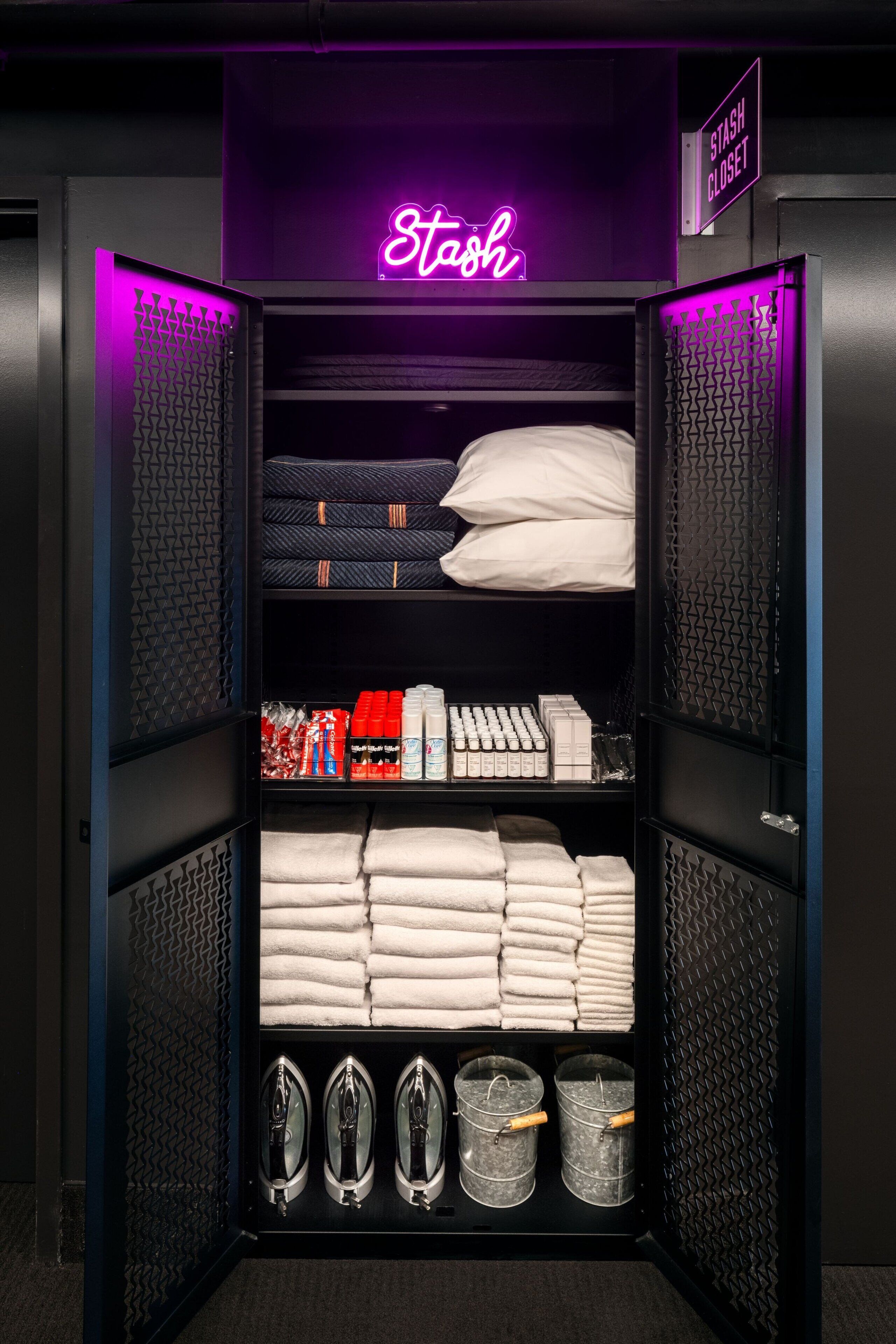 Ein Stauraum mit einer Neonreklame mit dem Schriftzug „Stash“ und einem Schild, das einen „Stash-Schrank“ kennzeichnet.