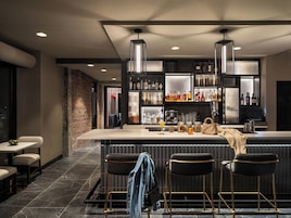 2 bares/lounges