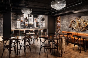 2 bars/lounges