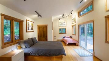 2 bedrooms, desk, iron/ironing board, travel crib