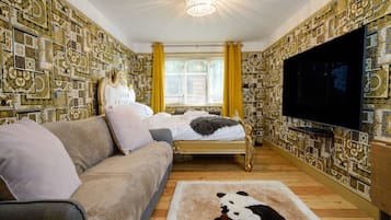 House | Living area | Flat-screen TV, video-game console
