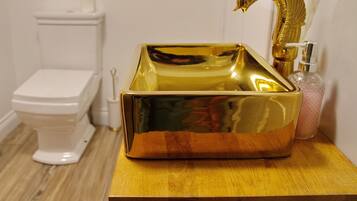 Studio | Bathroom | Shower, free toiletries, hair dryer, towels