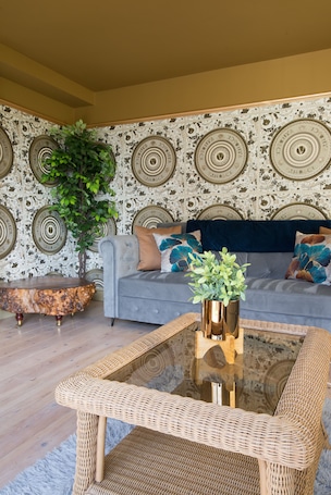 ํ์ฐ์ค | ํ
๋ผ์ค/ํํฐ์ค