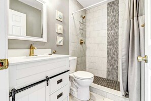 Shower, hair dryer, towels - Pet Friendly 2 bed Beach Villa walk to the beach (Hilton Head Island)