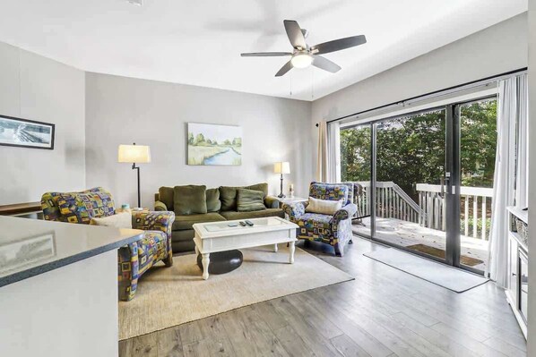 TV, offices - Pet Friendly 2 bed Beach Villa walk to the beach (Hilton Head Island)