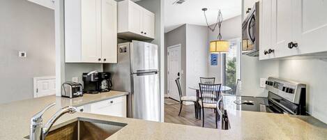 Refrigerador, microondas, horno y parrilla de estufa