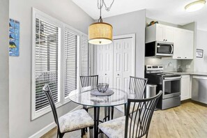 Dining - Pet Friendly 2 bed Beach Villa walk to the beach (Hilton Head Island)