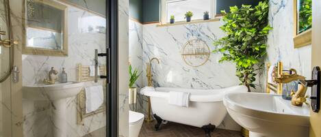 Apartemen | Kamar mandi | Bathtub dan shower terpisah, bathtub besar, pengering rambut, dan handuk